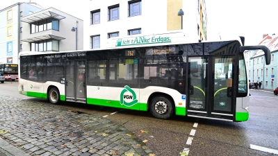 Ein nahezu leerer Bus der Stadtlinie 752 fährt am Bahnhof los. Ab Fahrplanwechsel im Dezember 2024 werden die Busse ab 18 Uhr nur noch stündlich verkehren. (Foto: Jim Albright)