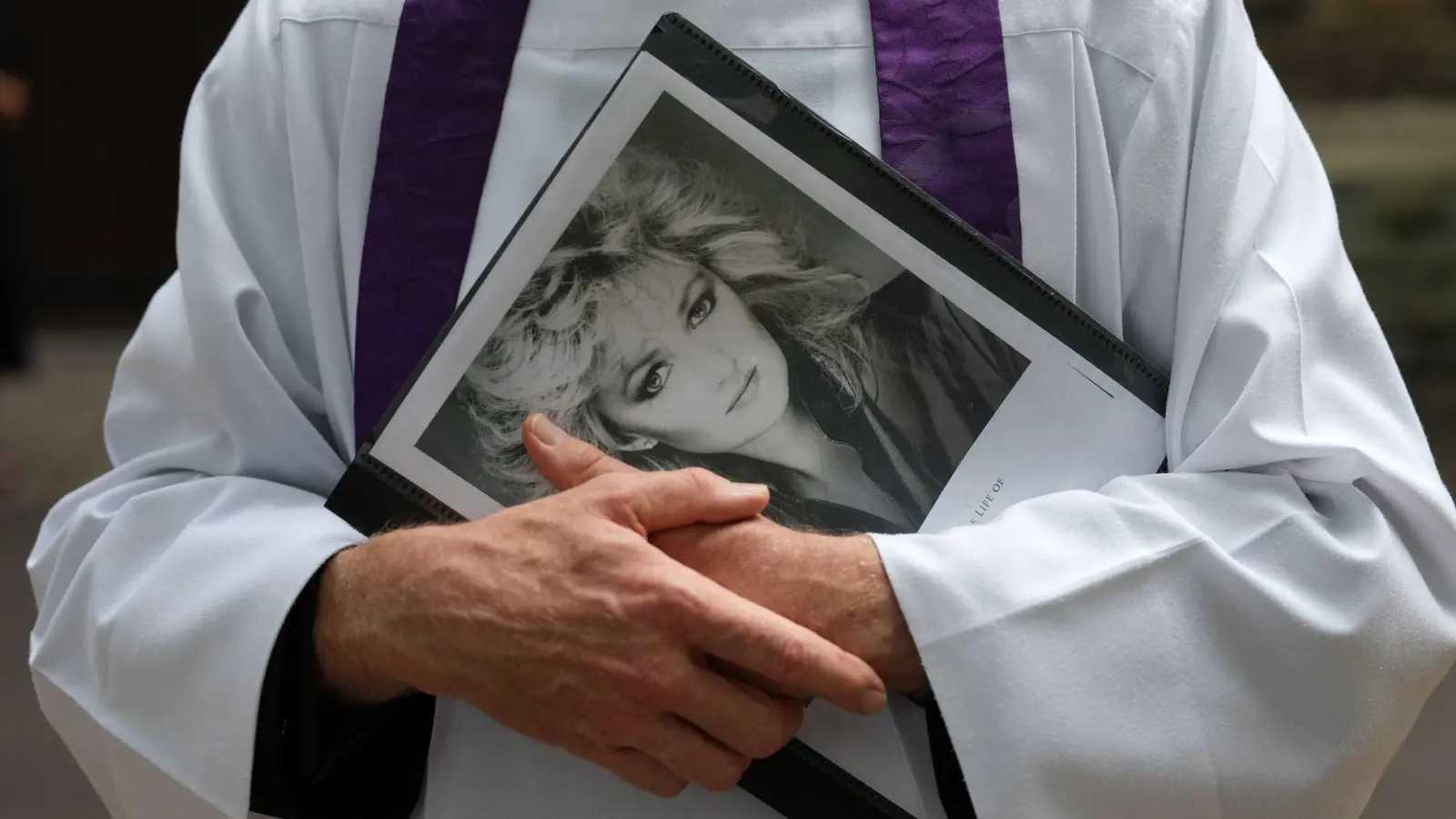 Auf einer Trauerfeier verabschiedeten sich Freunde und Familie von der Sängerin Bonnie Tyler.  (Foto: Alastair Grant/AP/dpa)
