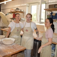 Trio in der Backstube: Zurzeit arbeiten die Chilenin Melissa Aliste, die Französin Athenais Risch und die Japanerin Maki Taniyama (von links) bei Arnd Erbel in Bäckerei und Konditorei mit. Sie alle kamen aus ähnlichen Motiven gezielt nach Dachsbach. (Foto: Florian Jennemann)