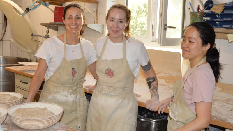Trio in der Backstube: Zurzeit arbeiten die Chilenin Melissa Aliste, die Französin Athenais Risch und die Japanerin Maki Taniyama (von links) bei Arnd Erbel in Bäckerei und Konditorei mit. Sie alle kamen aus ähnlichen Motiven gezielt nach Dachsbach. (Foto: Florian Jennemann)
