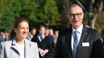 Für gute Laune bei Vorstand Dr. Matthias Keilen sorgte Gesundheitsministerin Judith Gerlach. Zum 20. Geburtstag der Bezirkskliniken Mittelfranken gab es Förderzusagen über rund 100 Millionen Euro. (Foto: Manfred Blendinger)