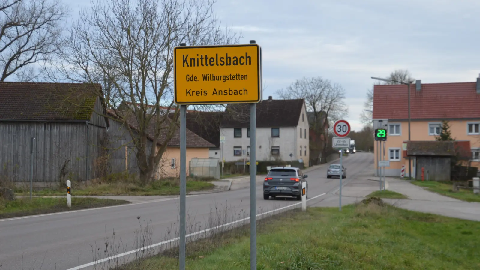 Bislang wurde den Autofahrern das gefahrene Tempo lediglich angezeigt. Ab heute sind die stationären Blitzer aktiv. (Foto: Peter Tippl)