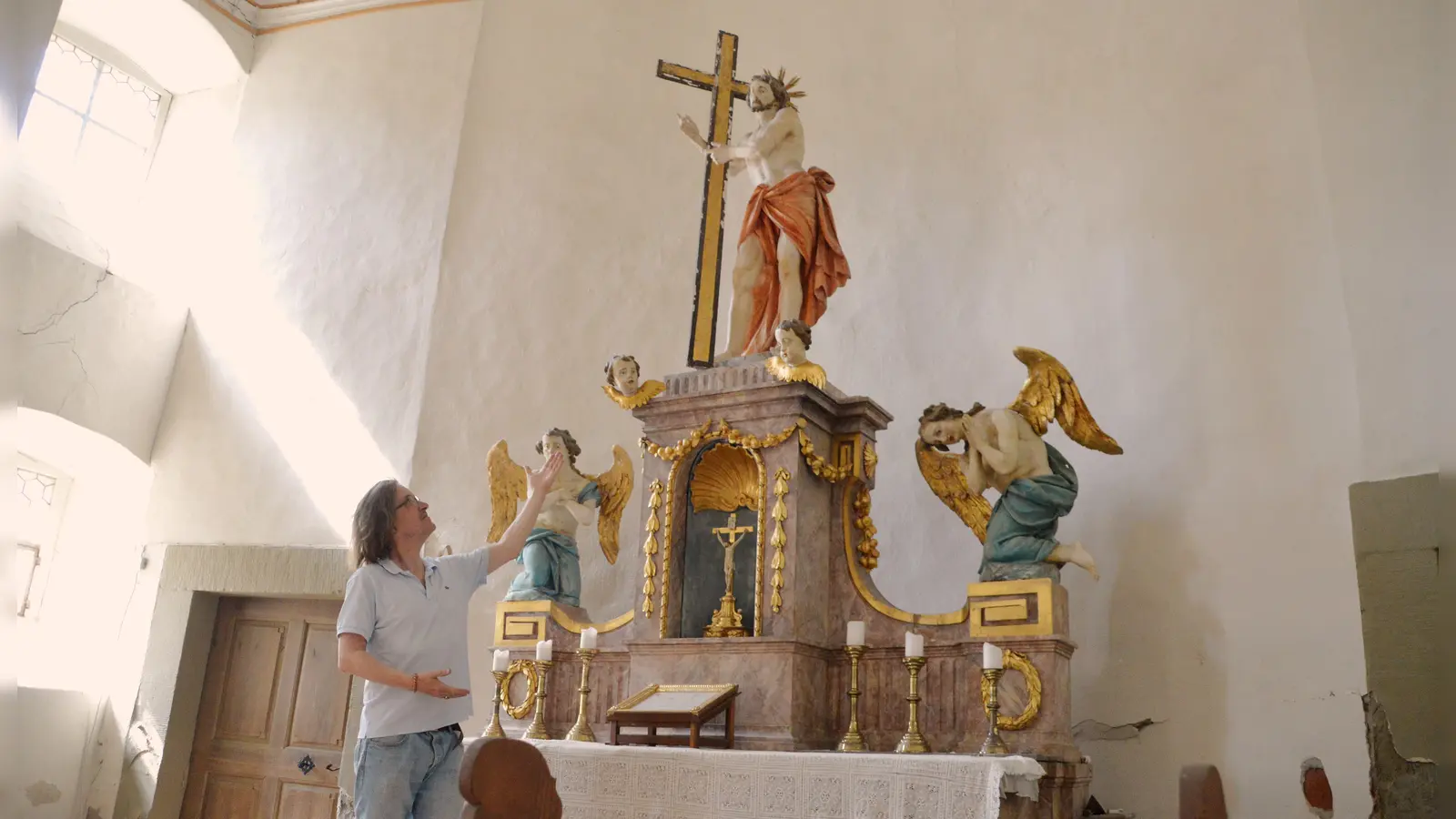 Jan Kobow vor seinem Lieblingsaltar in der schlosseigenen Kapelle. Dieser geht vielleicht sogar auf Ignatz Neumann zurück, den Sohn des berühmten Barock-Baumeisters Balthasar Neumann. Wenn Kobow das mit seinem Team nachweisen kann, winken womöglich hohe Zuschüsse für die Altarsanierung.  (Foto: Johannes Zimmermann)