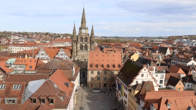 Das Stadthaus wurde bewusst wie ein Riegel vor der Turmfassade von St. Gumbertus platziert.  (Foto: Alexander Biernoth)