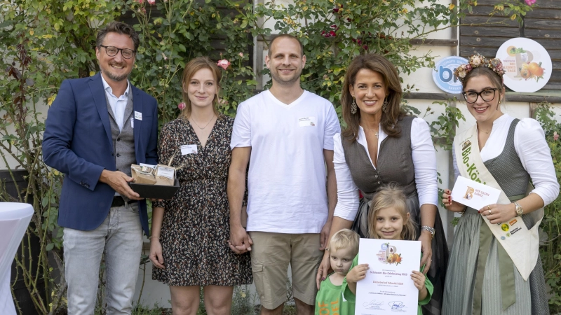 Landwirtschaftsministerin Michaela Kaniber (Zweite von rechts), überreichte mit der Bayerischen Bio-Königin Anna-Lena II. und dem Vorsitzenden der Landesvereinigung für den ökologischen Landbau in Bayern, Thomas Lang (links), den Preis an Familie Mondel, bestehend aus Simon, Petra, Emilie und Liora.  (Foto: Ernst Wukits/StMELF)