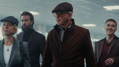 In der zweiten Staffel sind zu sehen: Helen Mirren als Maeve Harrigan, Emmett J Scanlan als Paul, Pierce Brosnan als Conrad Harrigan und Jack Archer als Fergus.  (Foto: Luke Varley/Paramount+/dpa)