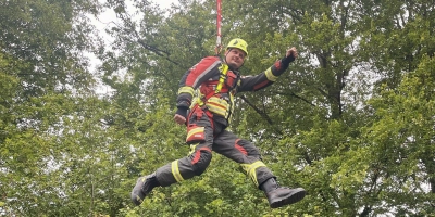 Vorsitzender der Feuerwehr Heilsbronn Bastian Böhm, wie er sich für die Challenge von einer Hubrettungsbühne abseilt. (Foto: Anja Böhm)