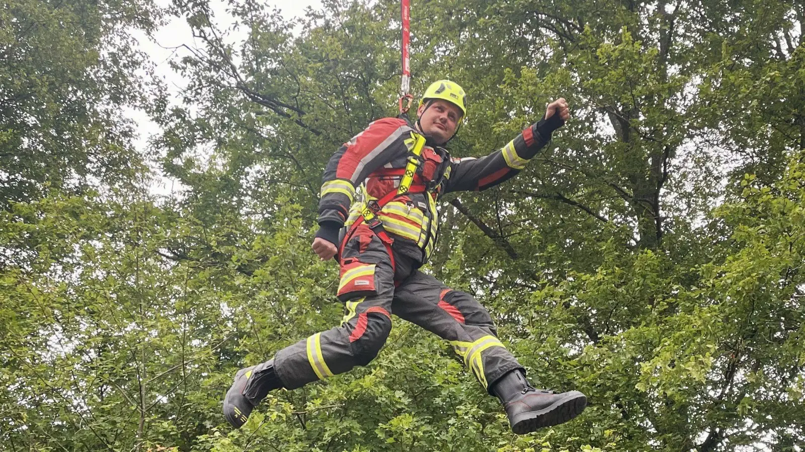 Vorsitzender der Feuerwehr Heilsbronn Bastian Böhm, wie er sich für die Challenge von einer Hubrettungsbühne abseilt. (Foto: Anja Böhm)