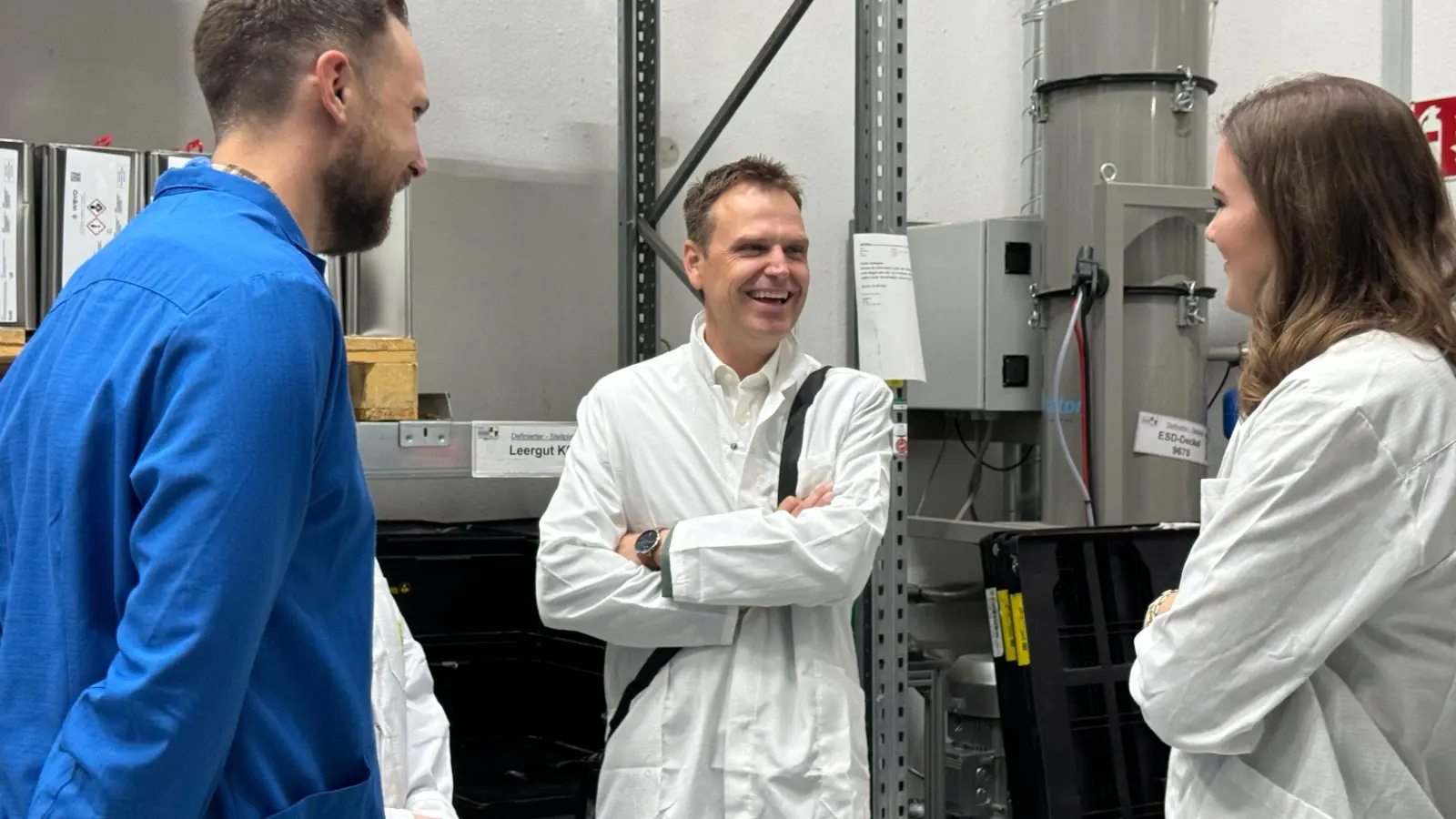 Dr. Christian von Dobschütz (Mitte) bei einem Firmenrundgang auf dem Ergersheimer Mekra-Gelände im Gespräch mit Jonas Schwalb (Leiter Elektronikproduktion) und Elea Lang. (Foto: Roman Mollwitz)