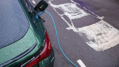 Umfrage: Einige Deutsche haben von neuer E-Auto-Prämie bisher nicht gehört. (Symbolbild) (Foto: Jan Woitas/dpa)