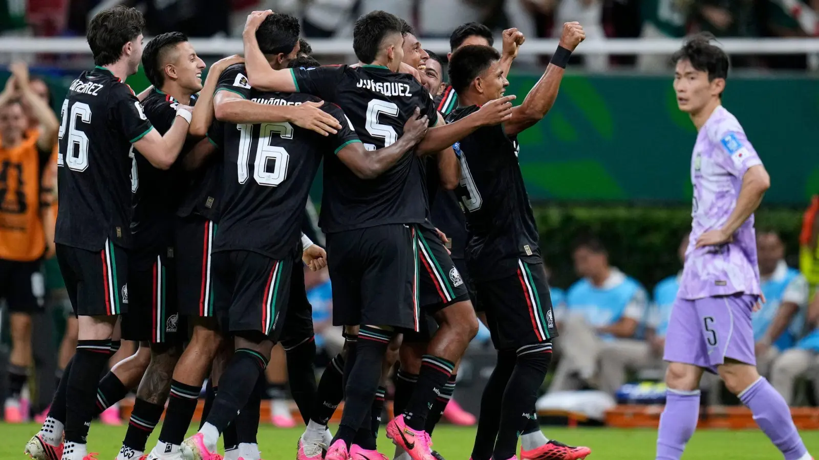 Die Mexikaner jubeln beim Tor zum 1:0. (Foto: Ricardo Mazalan/AP/dpa)