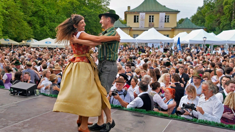 Katharina Mayer und Magnus Kaindl machen als Tanzmeister die richtigen Schritte vor.   (Foto: Uwe Lein/dpa)