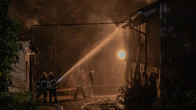 Durch die Löscharbeiten konnte ein Übergreifen der Flammen auf andere Gebäude verhindert werden.  (Foto: News5/Kevin Weddig)