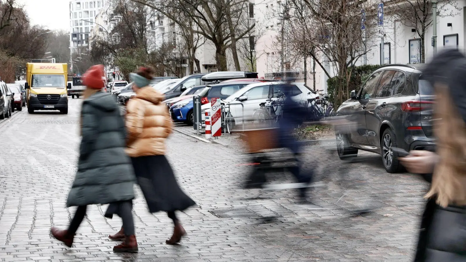 Vor 130 Jahren kam es zum weltweit ersten tödlichen Autounfall einer Fußgängerin in London. (Symbolbild) (Foto: Carsten Koall/dpa)