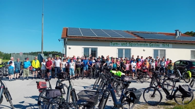 Am Geslauer Sportheim war der Startpunkt für die Tour. Rund 100 Teilnehmende wurden gezählt. (Foto: Susanne Landgraf)