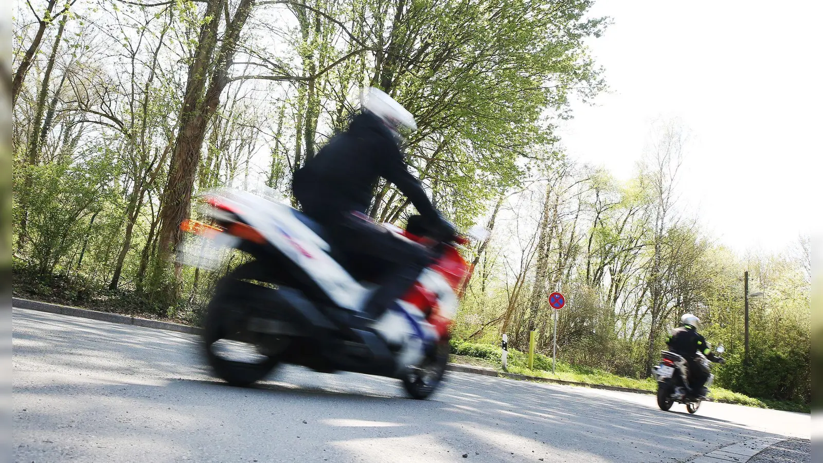 Beide Motorradfahrer kamen mit schwersten Verletzungen ins Krankenhaus. (Symbolbild) (Foto: Roland Weihrauch/dpa)