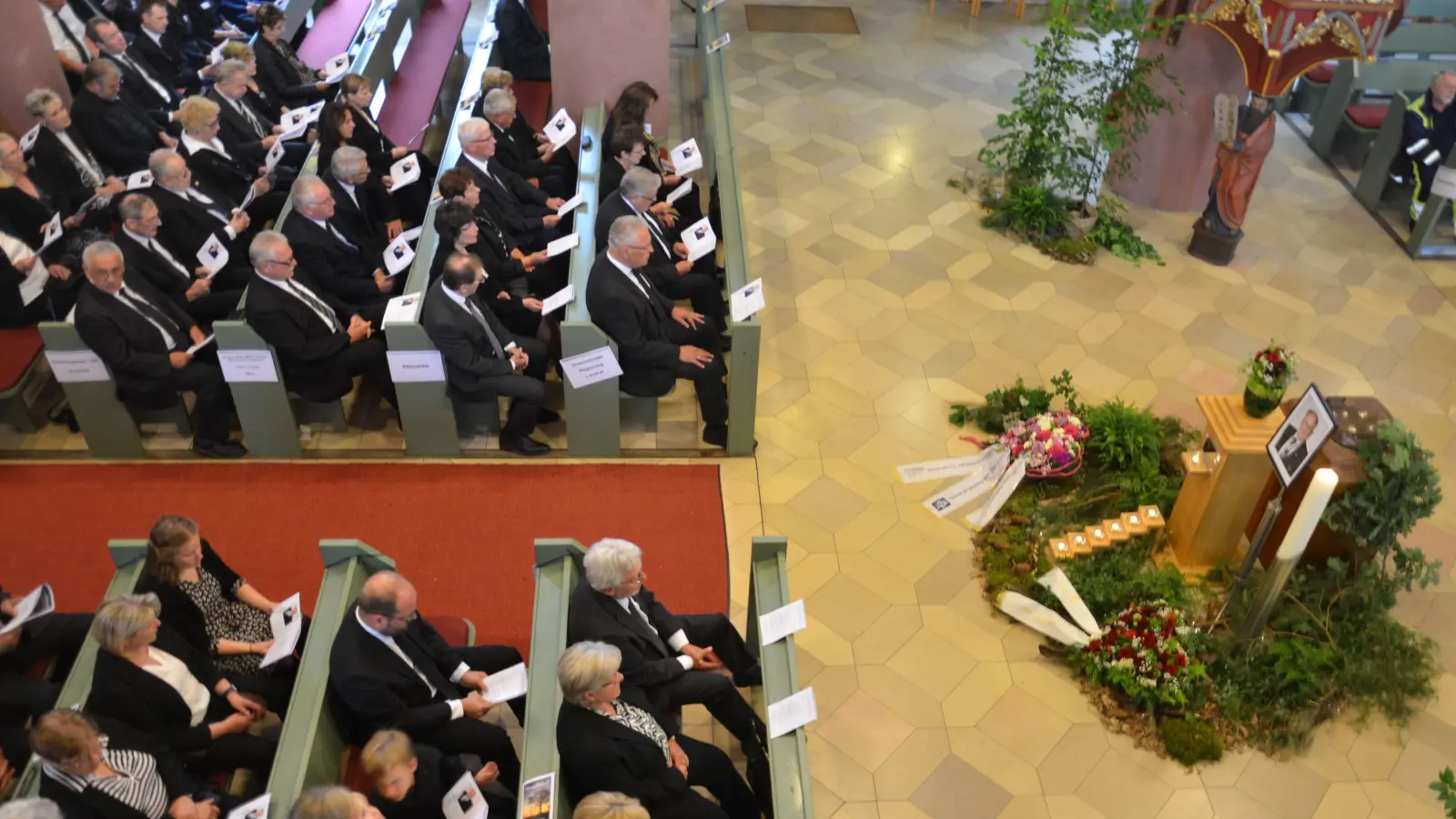 Viel Prominenz aus Stadt, Landkreis und Freistaat war in der Stadtkirche Neustadt dabei, um Altlandrat Robert Pfeifer die letzte Ehre zu erweisen. (Foto: Christa Frühwald)