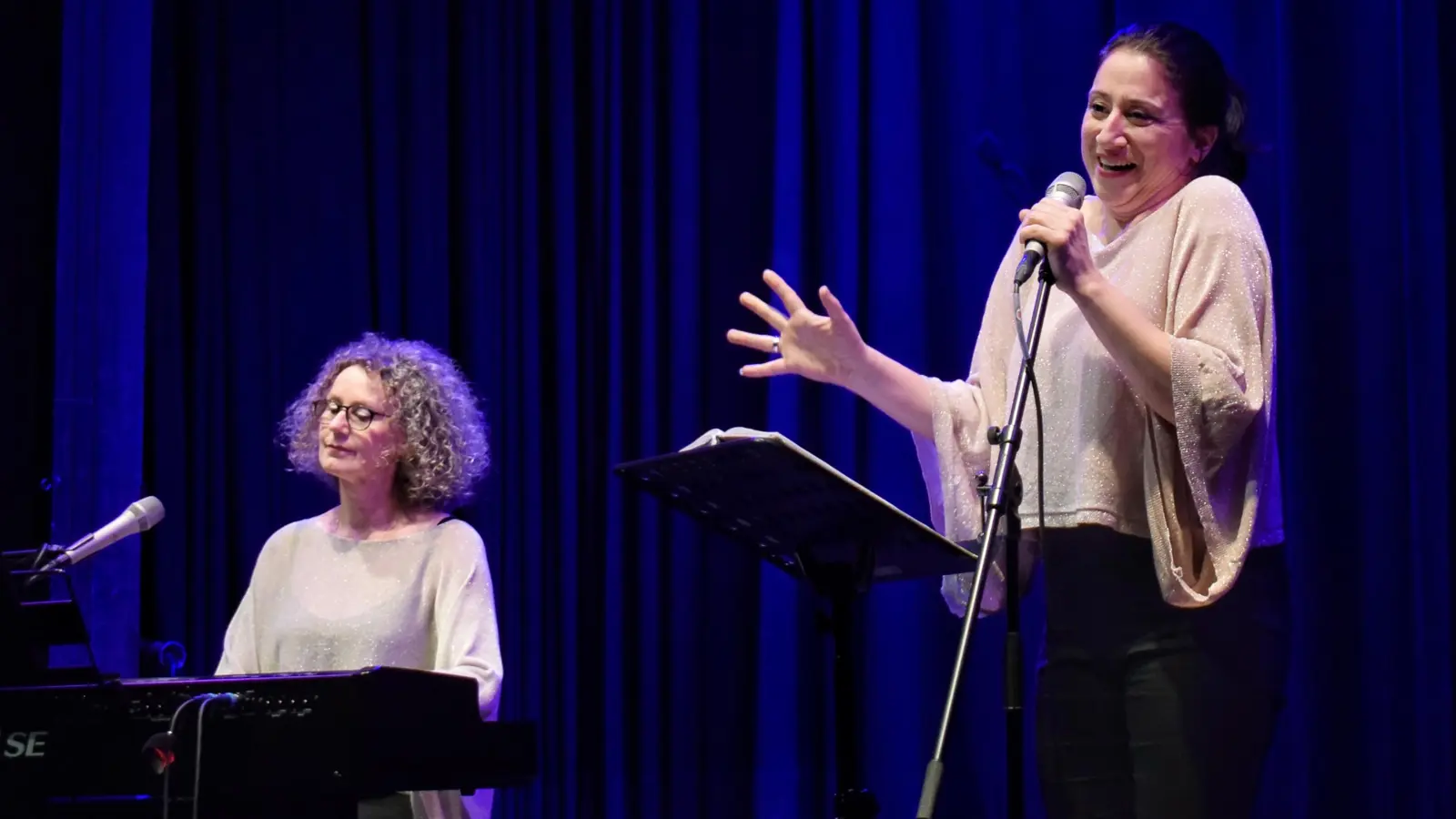 Präsentierten ein Georg-Kreisler-Programm: die Musikerin Ulrike Koch (links) und die Schauspielerin Atischeh Hannah Braun in den Ansbacher Kammerspielen. (Foto: Christina Özbek)