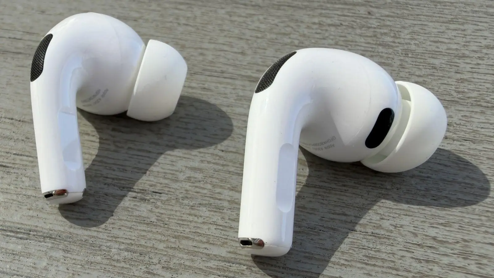 Ein nicht alltäglicher Fall für die Polizei: Eine 18-Jährige konnte ihre Kopfhörer durch eine App orten. Die Beamten holten sie ab. (Symbolbild: Andrej Sokolow/dpa/dpa-tmn)