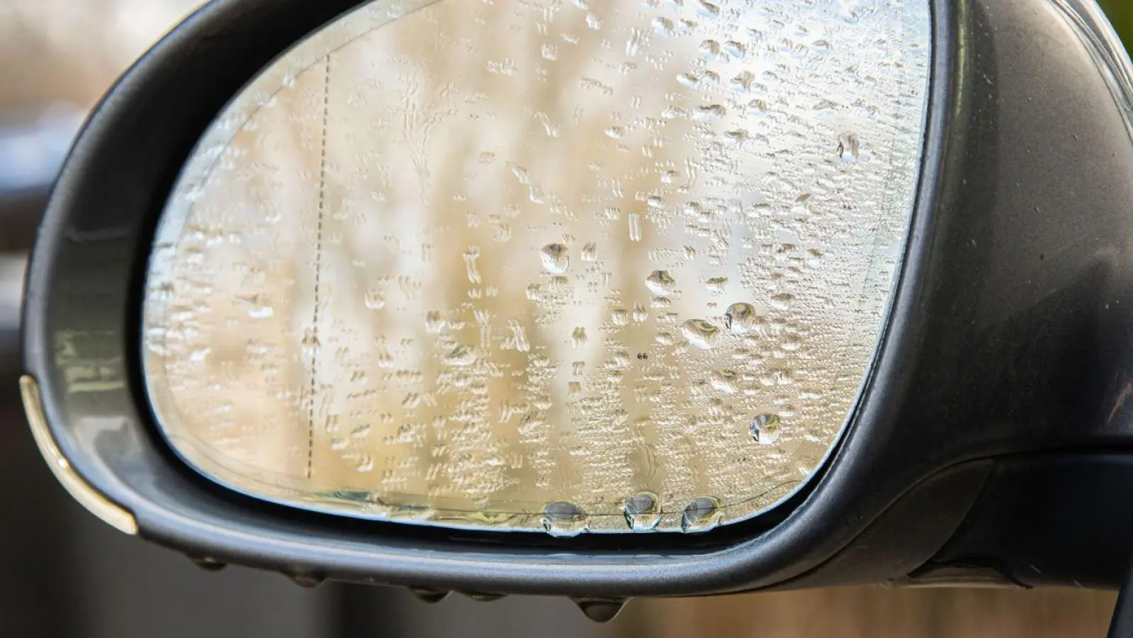 Wassertropfen auf dem Autospiegel hemmen die Sicht - kann Zahnpasta das verhindern? (Foto: Christin Klose/dpa-tmn)