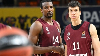 Münchens Serge Ibaka (M) und Vladimir Lucic (r) stehen enttäuscht am Spielfeld. (Foto: Angelika Warmuth/dpa)