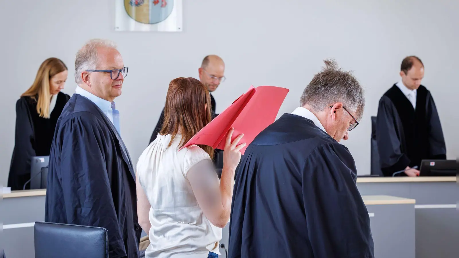 Die Angeklagte schweigt bislang zu den Vorwürfen. (Foto: Jens Büttner/dpa)