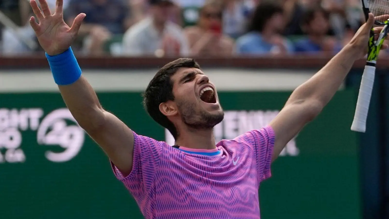 Carlos Alcaraz jubelt nach seinem Sieg. (Foto: Ryan Sun/AP/dpa)