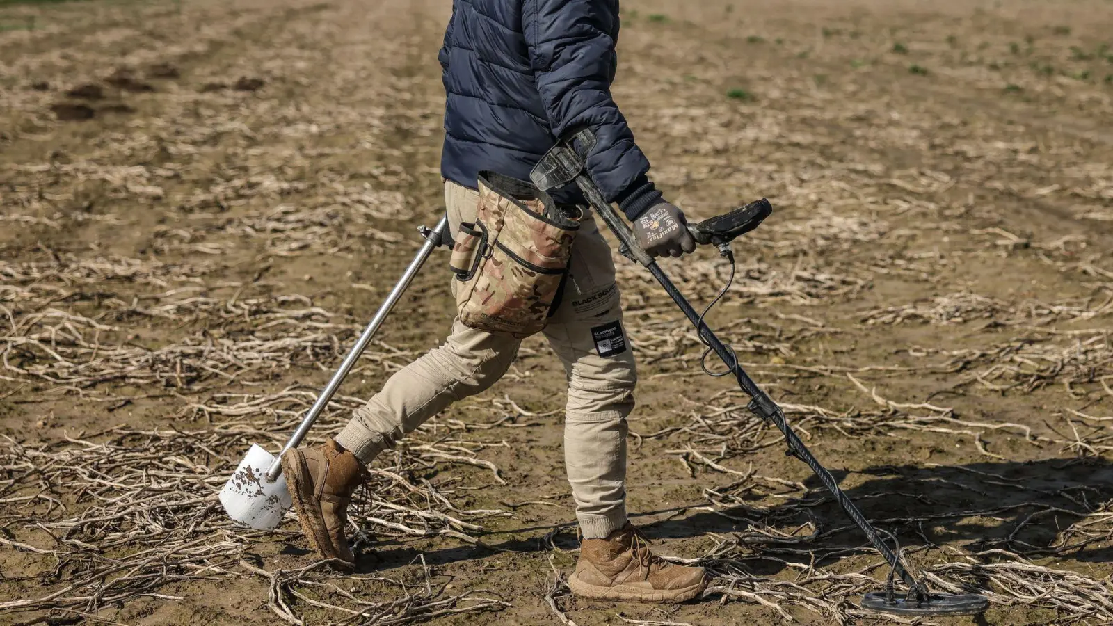 Mit Metalldetektor auf Schatzsuche: Gefundene Schätze werden in der Regel zwischen dem Finder und dem Grundstückseigentümer zu gleichen Teilen aufgeteilt. (Foto: Oliver Berg/dpa/dpa-tmn)