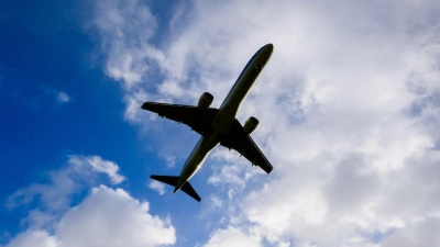 Immer weniger Menschen fliegen innerhalb Deutschlands. (Foto: Julian Stratenschulte/dpa)