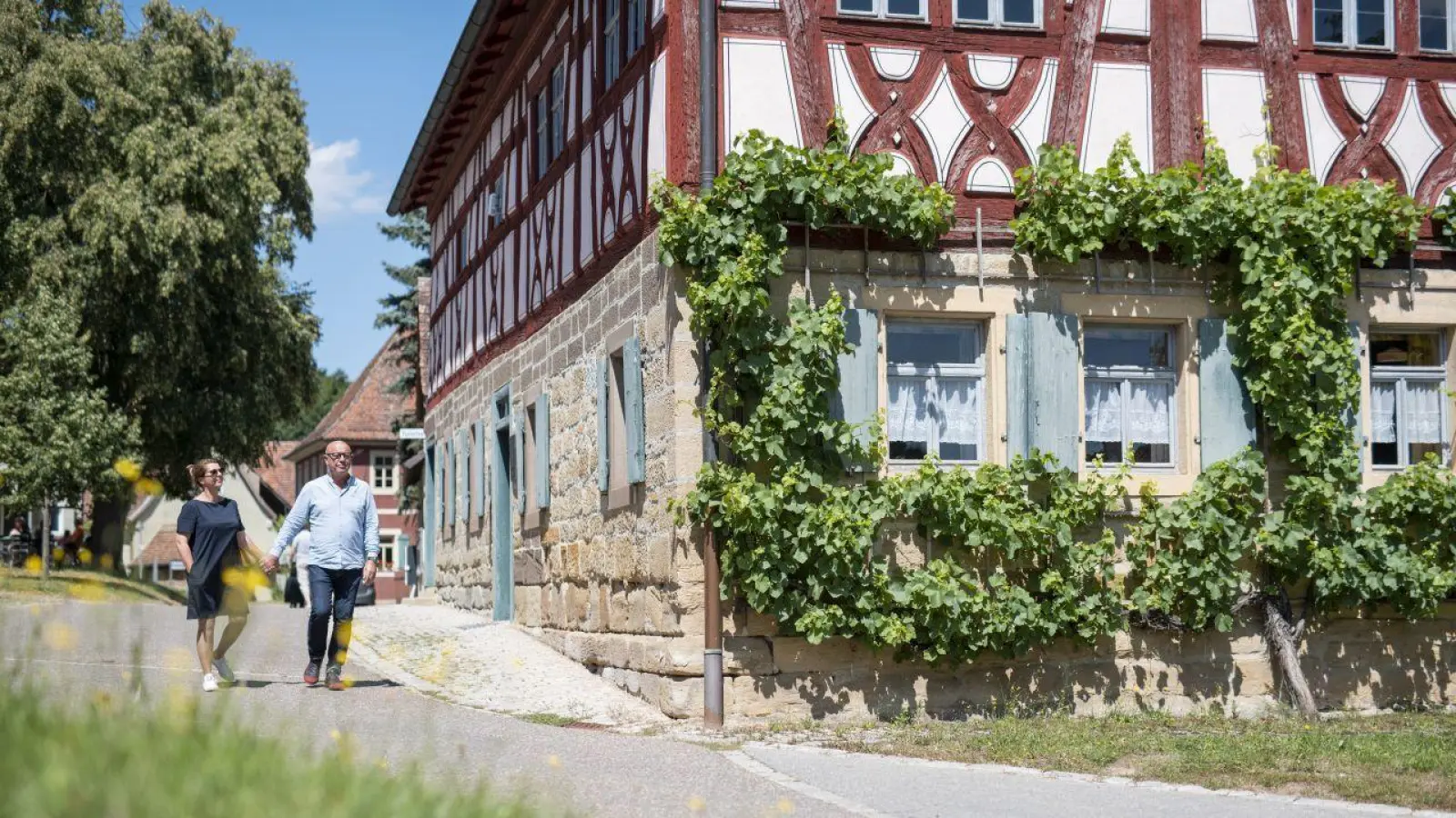 Zahlreiche historische Originalgebäude – hier das ehemalige Rathaus aus dem Jahr 1557 – können auf einem Rundgang durch’s Freilandmuseum besichtigt werden. (Foto: Freilandmuseum/Viktor Meshko)