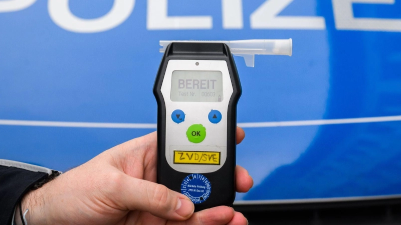 Nach einem Atemalkoholtest wurde der Führerschein eines 29-Jährigen beschlagnahmt. (Symbolbild: Carsten Rehder/dpa)