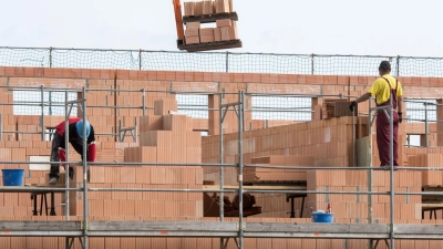 Der Neubau von Wohnungen ist auch im Landkreis Ansbach wegen der gestiegenen Zinsen eingebrochen. Baugrundstücke würden zurückgegeben, es gibt aber noch Wohnungsbau.  (Symbolbild: Armin Weigel/dpa)