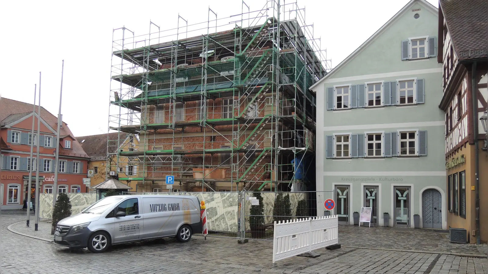 Die Fassade des Alten Rathauses an Feuchtwangens Marktplatz ist derzeit noch eingerüstet. Die Sanierung dauert voraussichtlich noch bis August. (Foto: Peter Zumach)