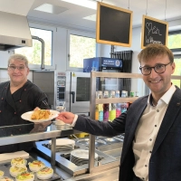 Wenn Landrat Marco Meier (rechts) die von Küchenchef Bernd Baumeister (links) geführten Kantine des Landratsamts besucht, ergeben sich oft ungezwungene Gespräche mit Mitarbeiterinnen und Mitarbeitern.  (Foto: Thomas Schaller)