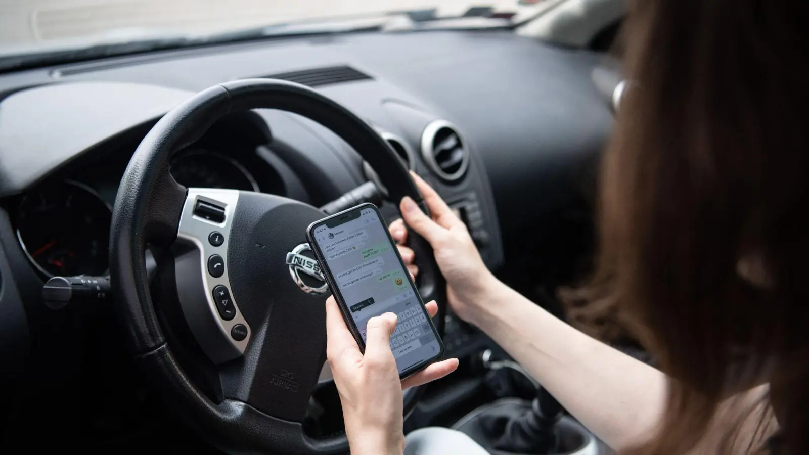 Am Handy sein, während man Auto fährt, ist verboten. (Foto: Melissa Erichsen/dpa)