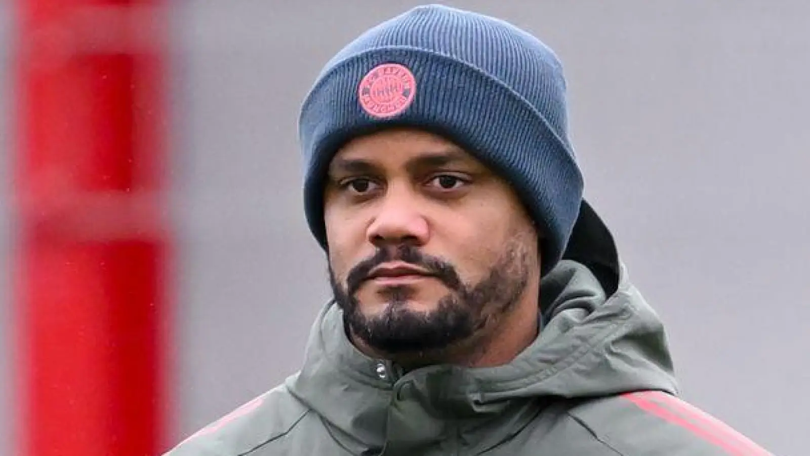 Trainer Vincent Kompany beobachtet seine Spieler beim Abschlusstraining. (Foto: Sven Hoppe/dpa)