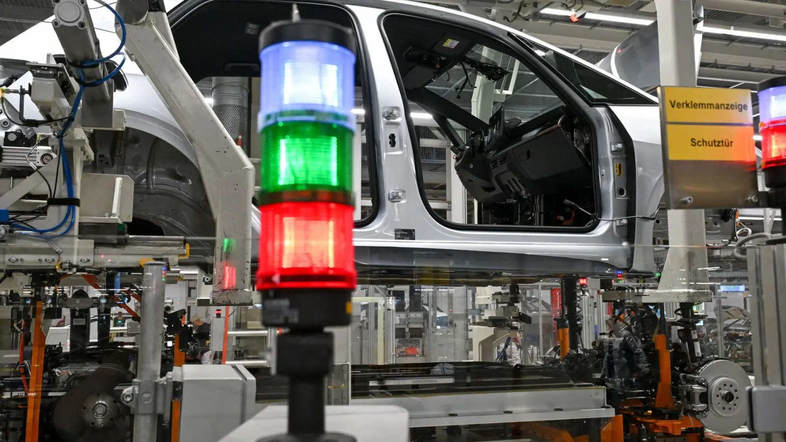 Bei dem Treffen der Landtagsfraktionen von CDU und CSU in Thüringen, Sachsen und Bayern ging es auch um die derzeitige Diskussion um die Zukunft des VW-Standorts in Zwickau. (Symbolbild) (Foto: Hendrik Schmidt/dpa)