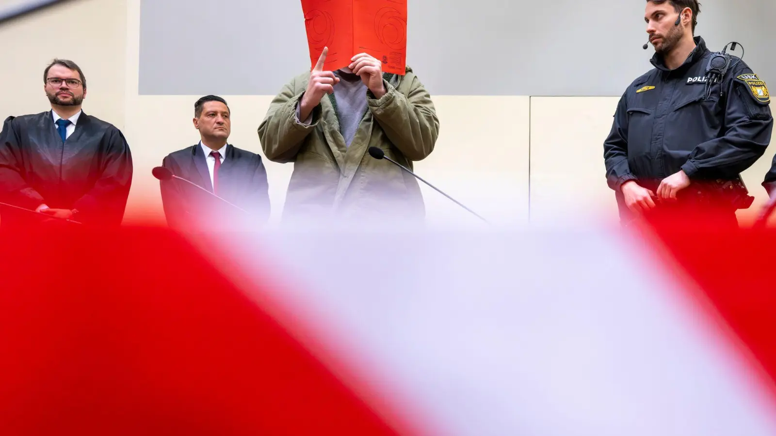 Zum Prozessbeginn äußerte der Angeklagte sich nur mit einer Geste. (Foto: Peter Kneffel/dpa)