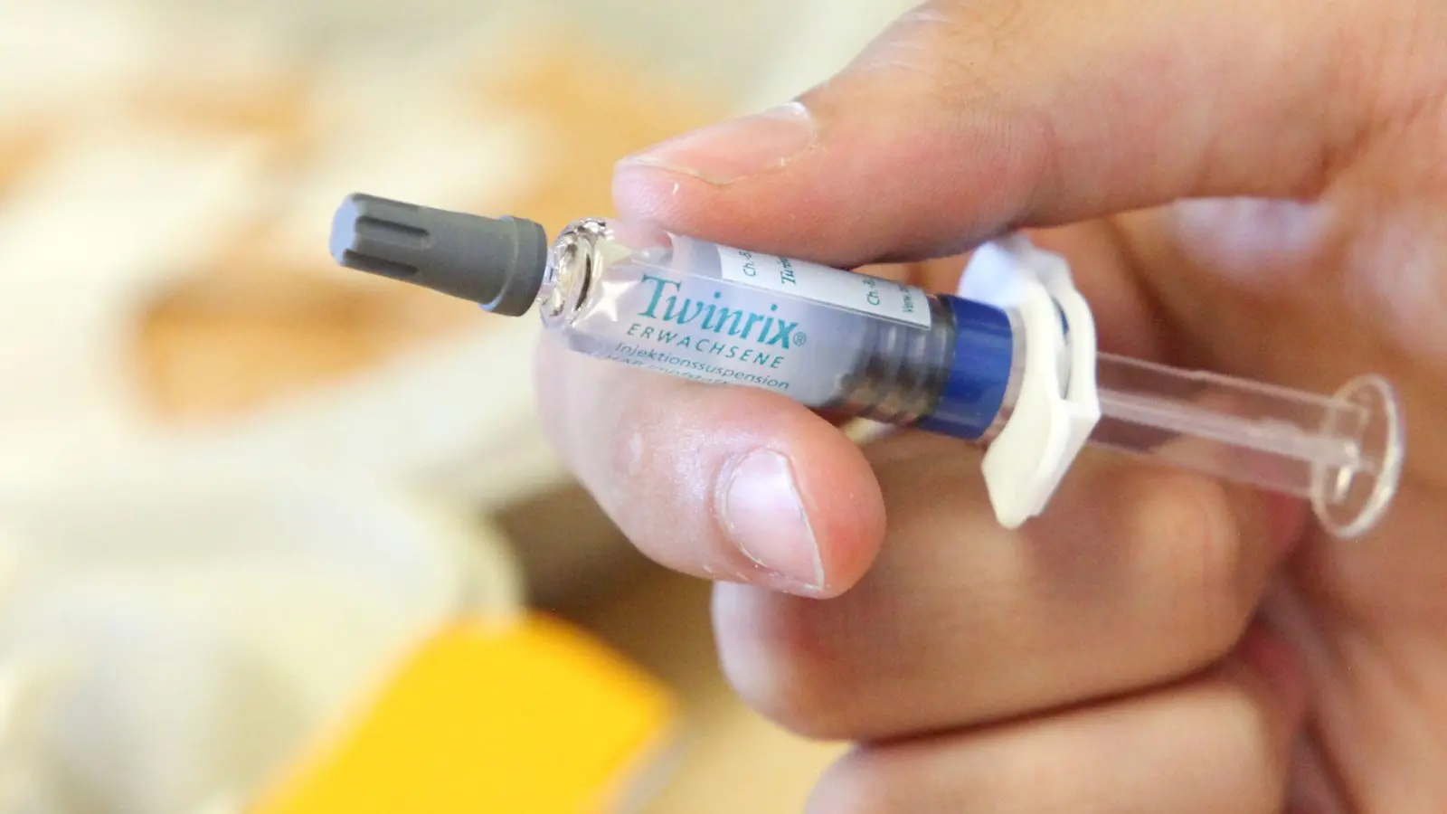 Doppelter Schutz: Es gibt Kombi-Impfstoffe, die vor Hepatitis A und B schützen.  (Foto: Bodo Marks/dpa)