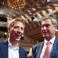 Dürfen weiter auf Olympische Spiele hoffen: Münchens Oberbürgermeister Dominik Krause (Grüne, l) und Bayerns Ministerpräsident Markus Söder (CSU, r). (Foto: Marijan Murat/dpa)
