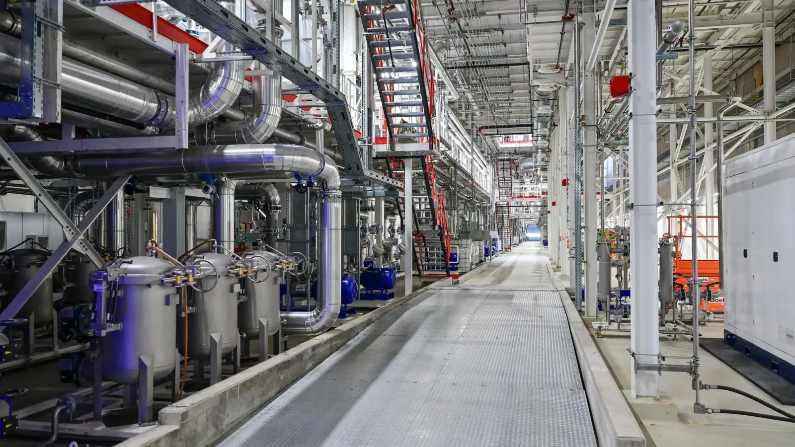 Anlagen der Lackiererei in der Tesla Gigafactory. (Foto: Patrick Pleul/dpa-Zentralbild/dpa)