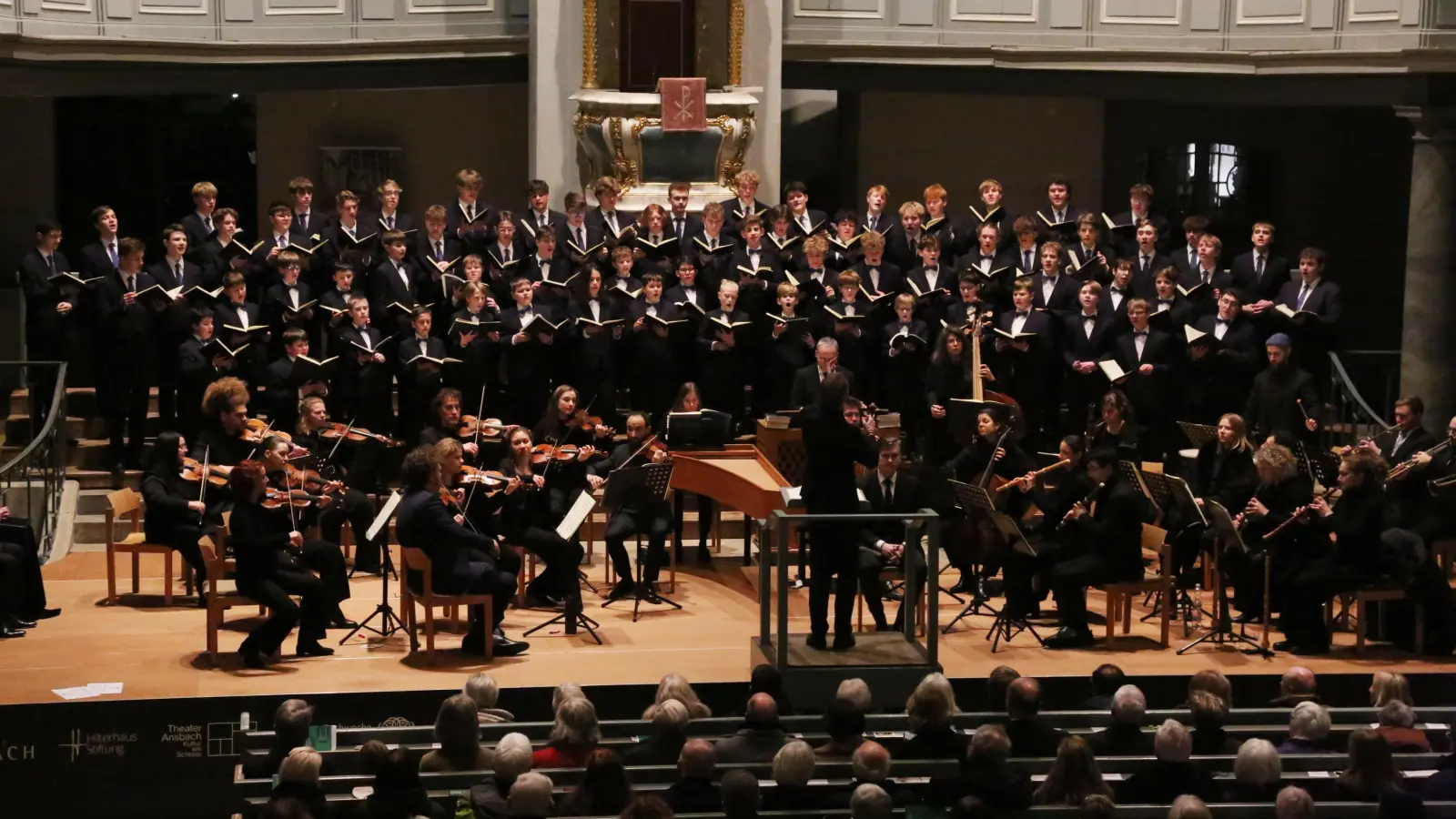 Brachten Bachs komponierte Weihnachtsfreude brillant zum Klingen: der Windsbacher Knabenchor und das La Folia Barockorchester unter der Leitung von Ludwig Böhme. (Foto: Martina Kramer)