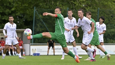 Kapitän Tobias Dietrich (links im Testspiel gegen den FC Ingolstadt 04 II) kehrt in den Kader der SpVgg Ansbach zurück. (Foto: Martin Rügner)