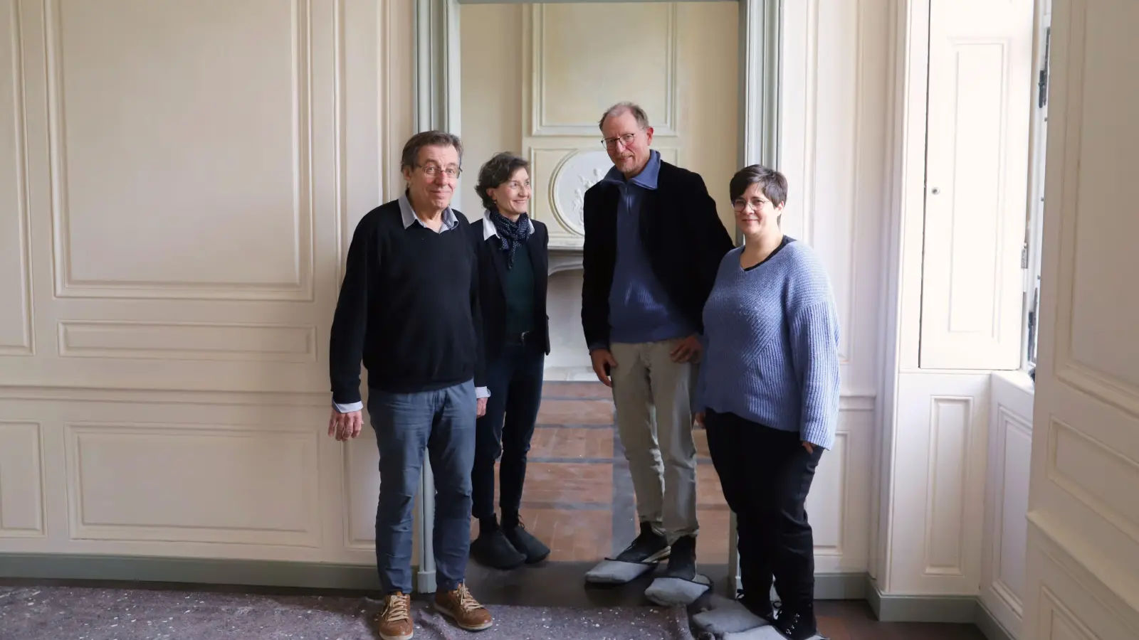 Es sieht im künftigen Museum schon sehr nach Ende der Baustelle aus. Im Retti-Palais schauen sich vom Vorstand des Fördervereins um: Vorsitzender Dr. Christian Schoen (Zweiter von rechts), Barbara Danowski (Zweite von links) und Eugen Ringhand als Vizes sowie Schriftführerin Dr. Kerstin Kech. (Foto: Oliver Herbst)