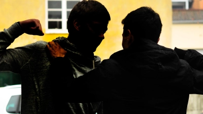 Nach dem Faschingsumzug in Mitteleschenbach kam es auf der Aftershow-Party zu zwei Auseinandersetzungen. Zwei Personen landeten im Krankenhaus. (Symbolbild: Jim Albright)