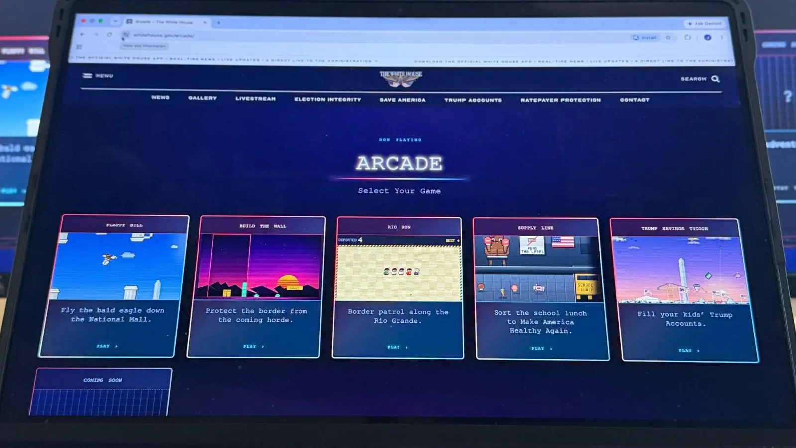 Das zweite Spiel von links, „Build The Wall“, ist mittlerweile nicht mehr auf der Arcade-Webseite des Weißen Hauses abrufbar. (Archivbild) (Foto: Jon Elswick/AP/dpa)