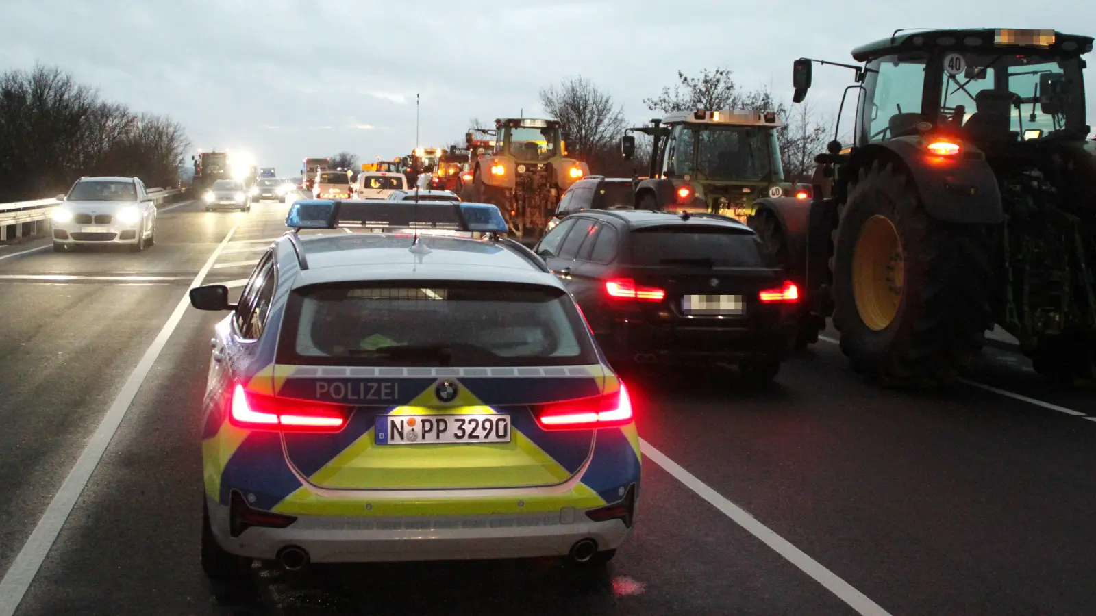 Eine Demonstration von Landwirten behinderte auf den Bundesstraßen 13 und 470 bei Marktbergel den Verkehr. (Foto: Hans-Bernd Glanz)