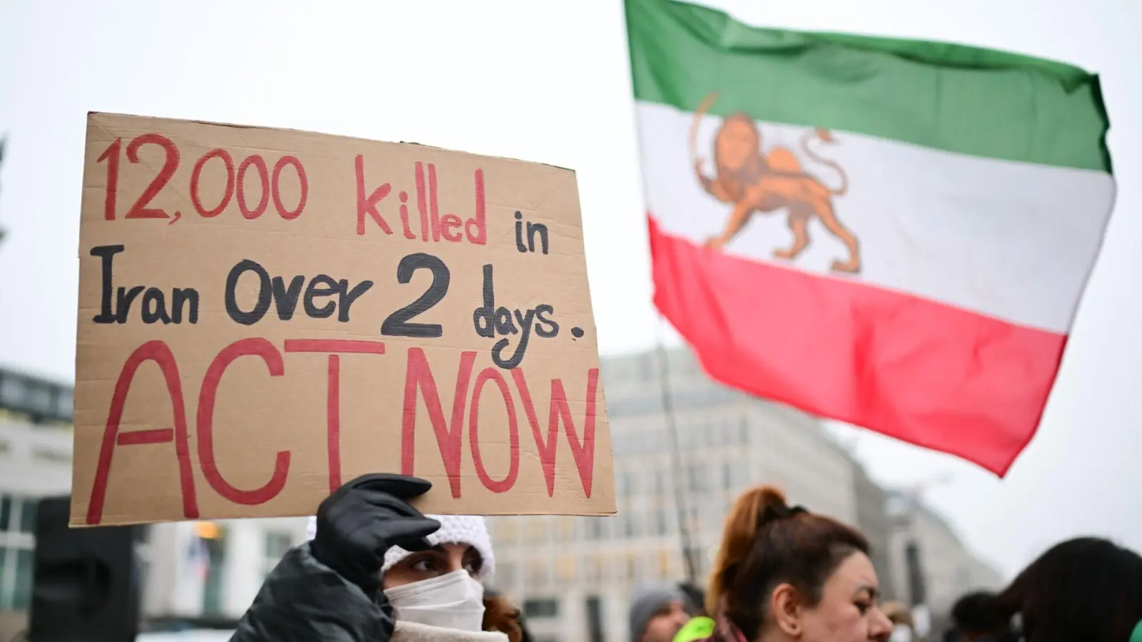 Solidarität mit den Demonstranten im Iran auch in Berlin: Nun hat das Auswärtige Amt den Botschafter des Landes einbestellt. (Foto: Sebastian Christoph Gollnow/dpa)