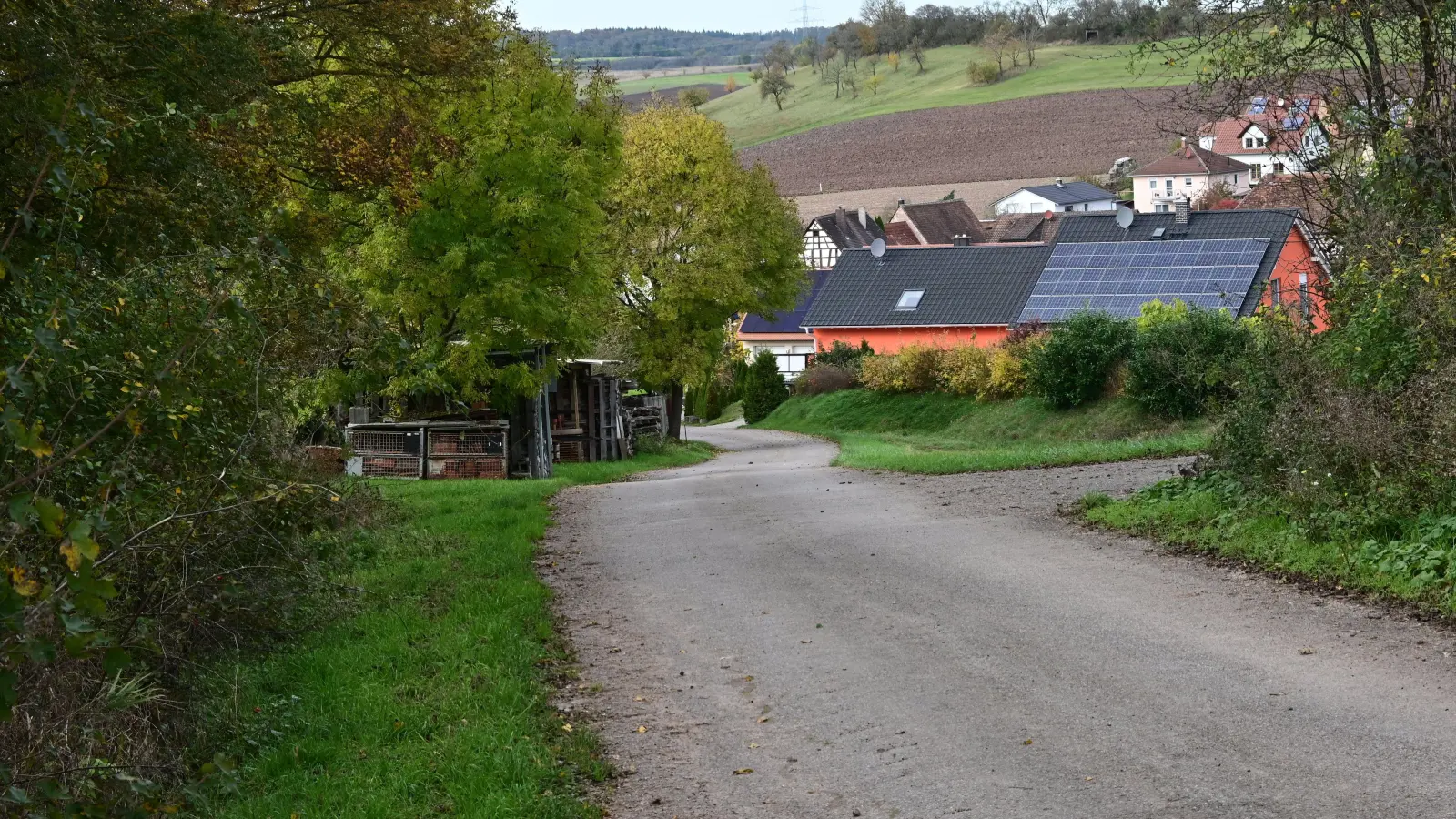 Der Flurweg in Schnodsenbach zwischen Biogasanlage, Hundevereinsplatz und Gewerbegebiet ist auf Platz 1 der Scheinfelder Kernwegeprojekte gerückt.  (Foto: Judith Marschall)