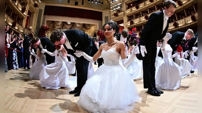 Debütantenpaare betreten den Saal während der Eröffnung des 68. Wiener Opernballs. (Foto: Roland Schlager/APA/dpa)